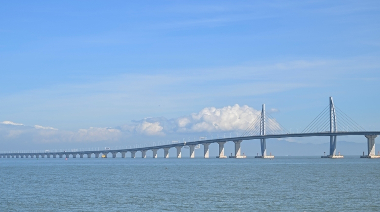 香港将试行私家车免手续经港珠澳大桥往返珠海口岸