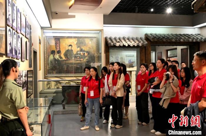 在沪港澳台大学生夏令营走进安徽金寨(图1)