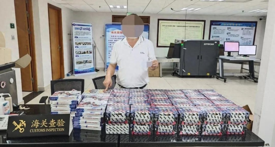 海关查获一起粤港两地牌车司机走私大量球星卡进境案(图1)